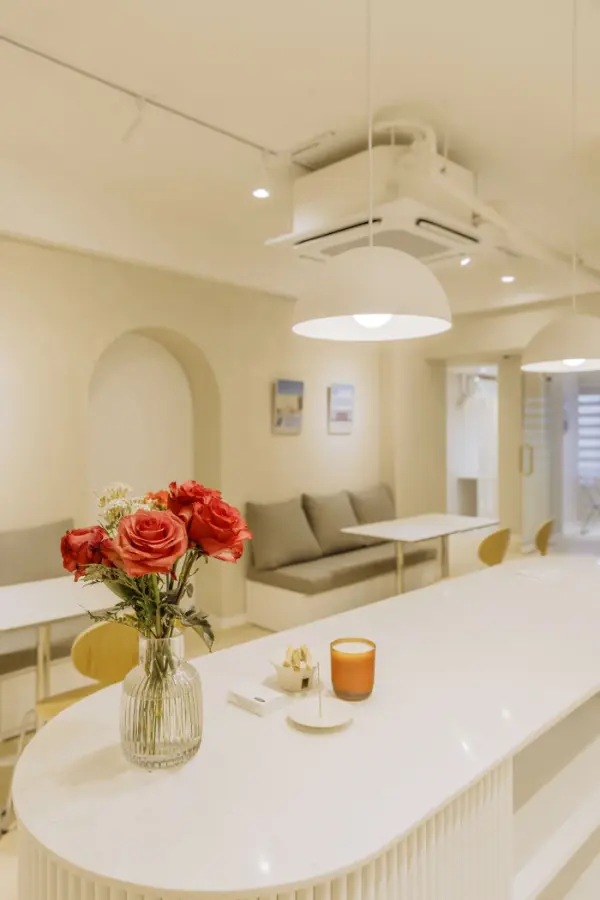 곡선 카운터가 돋보이는 화이트톤 미니멀 라운지